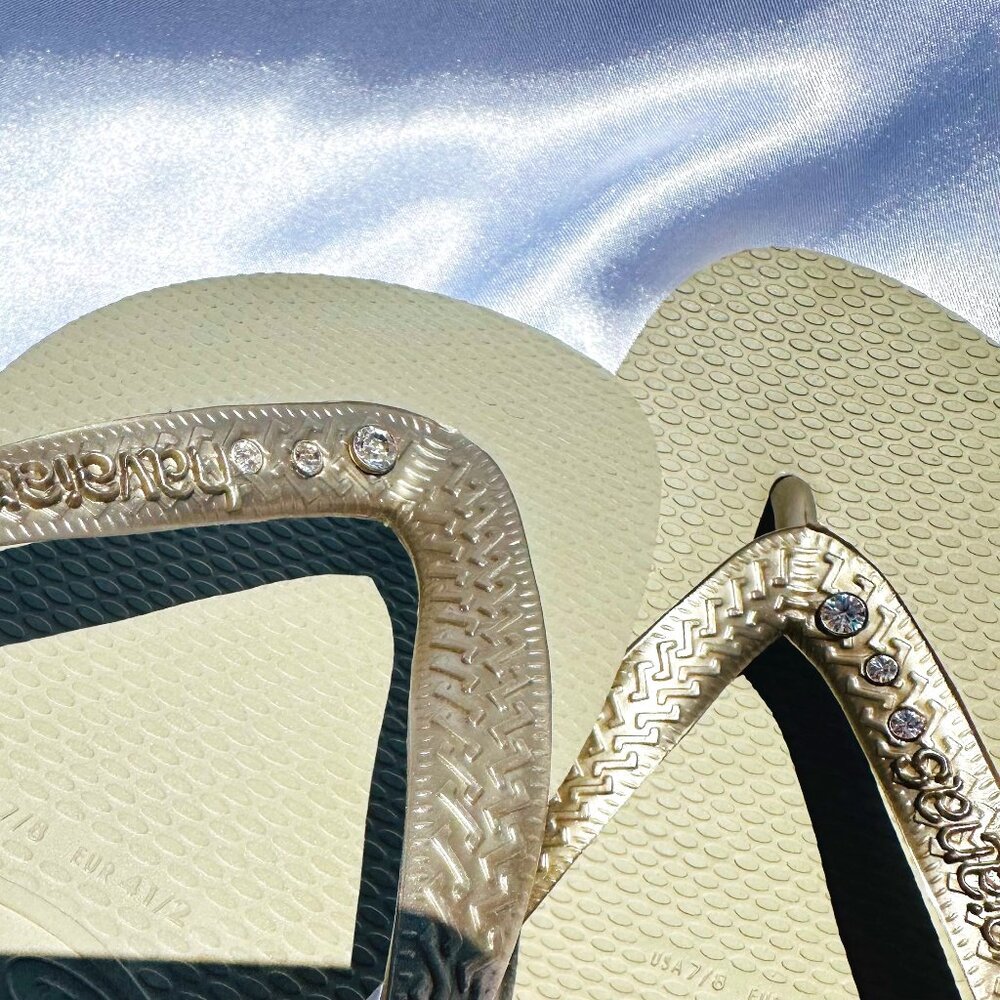 NWOT! Havaianas Chrome Platinum Flip Flops with 3 White Crystals on Each
